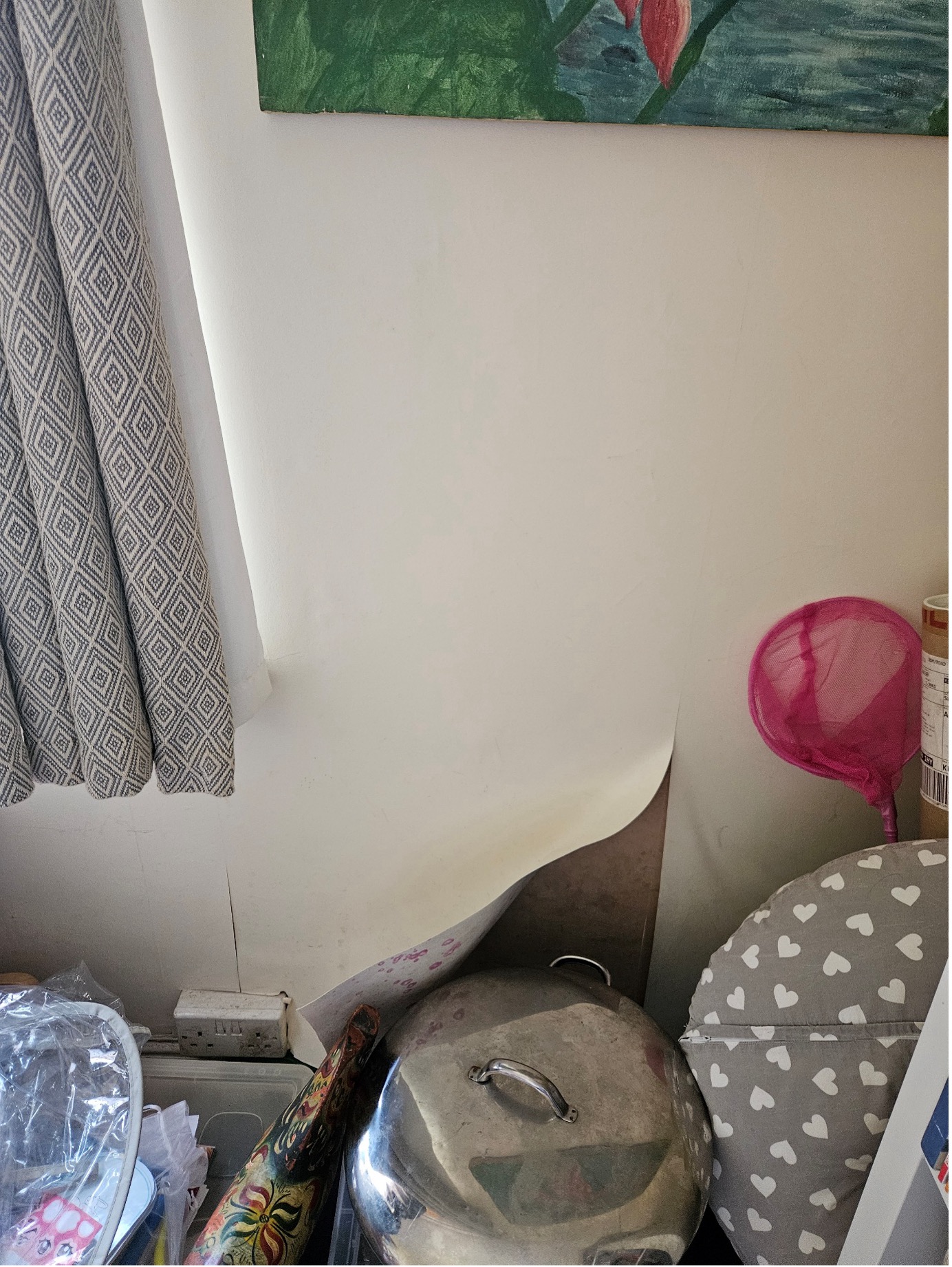 peeling-wallpaper-penetrating-damp Peeling wall covering and damage near skirting level before a damp investigation